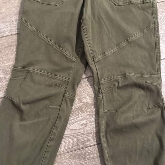 Spanx Stretch Twill Cargo Jogger Olive Green. Medium. - Picture 4 of 7